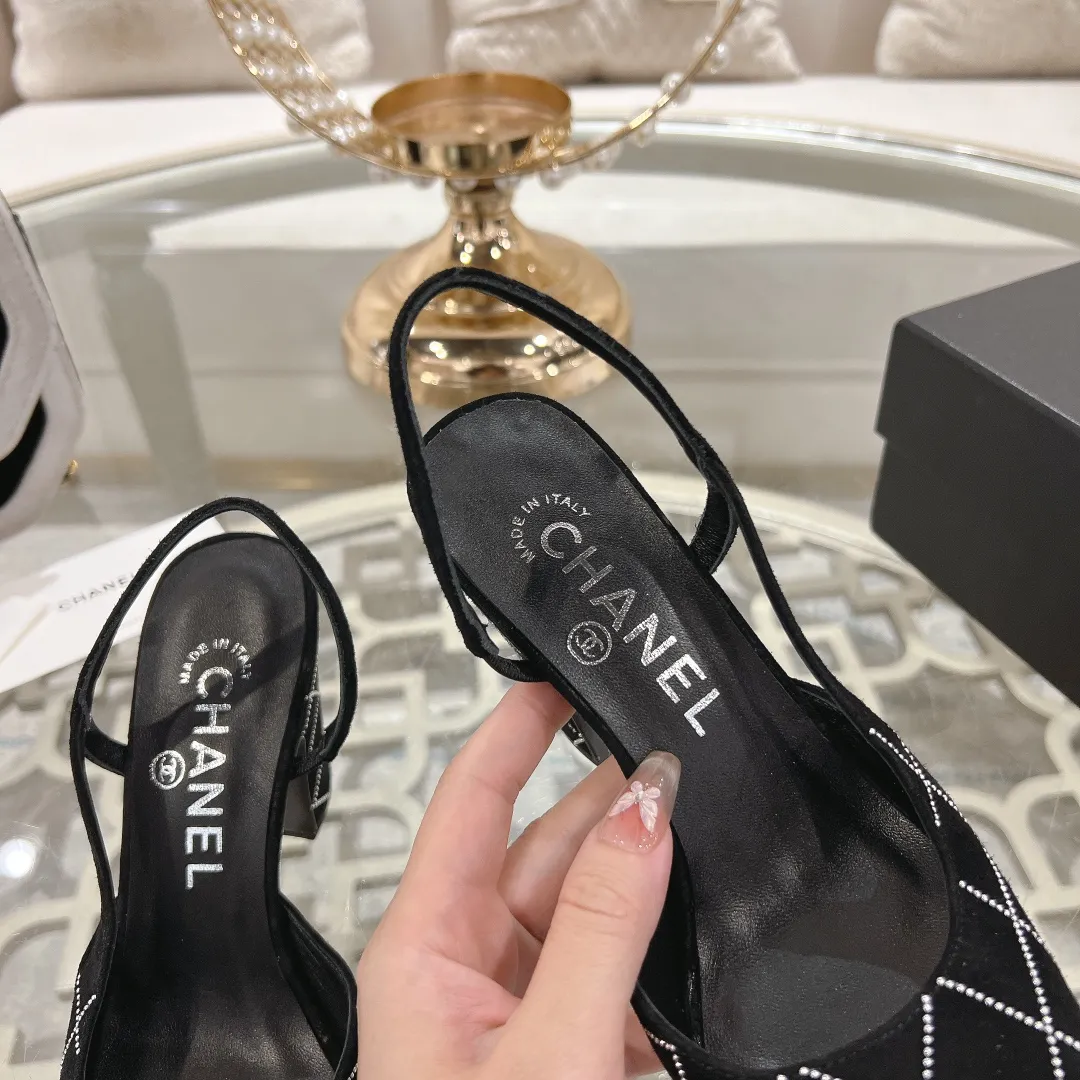 💕💕Factory direct selling price p540💕💕 CHANEL Xiangjia 25vs spring and summer new fashion sandals series... Chanel is a very comprehensive noble fashion lifestyle brand. The same models are sold by major fashion bloggers and celebrities in Hong Kong, the United States, and other countries. They are simply beautiful. I fall in love with elegance and the playful sense of the future. I want to own them right away just by looking at them. But you can really think about a pair of exquisite high heels. This series is specially designed for extraordinary and indifferent ladies to create a unique overall effect. CHANEL designs products that inspire women to move forward and highlight their charm... 1️⃣Material: original customized high mercerized sheepskin 2️⃣Inner lining: original customized imported sheepskin 3️⃣Feet: original customized imported sheepskin 4️⃣Outsole: genuine leather sole imported from Italy 5️⃣Heel height: 2.5cm/6.5cm/9cm 6️⃣Number: 34-43 (34.40.41.42.43 customized is not returnable) 7️⃣Packaging: The latest and exquisite full set of packaging at the counter